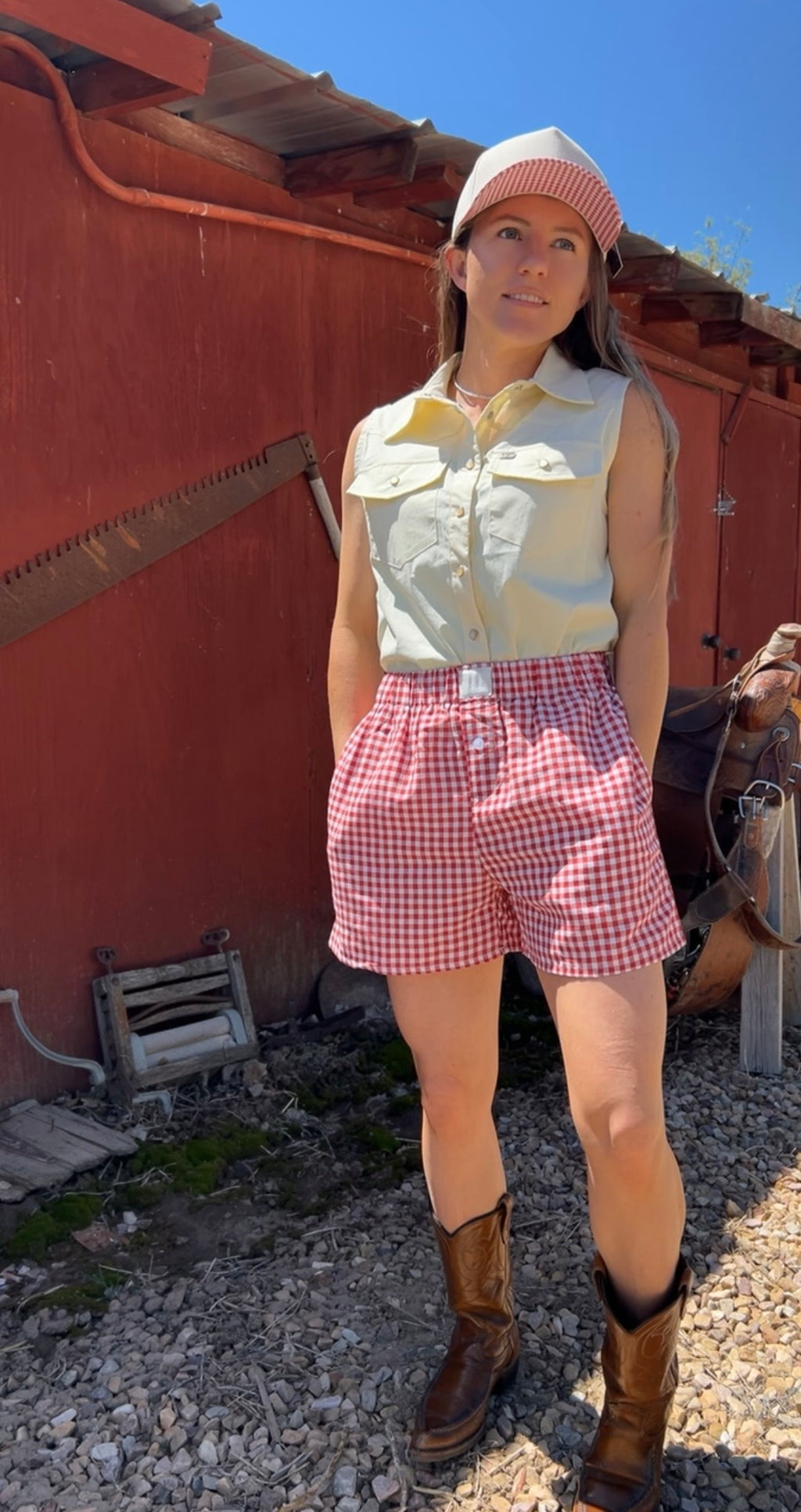 The Farmhouse shorts (red)